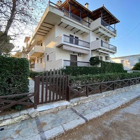 Luxury * Akrata