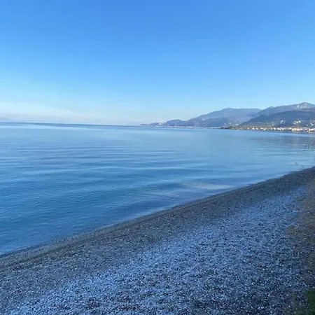 Luxury * Akrata